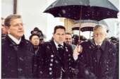 Prominenz unter einem Schirm  v.li. Staatsminister Thomas Goppel, Gauvortand Andreas Huber, seine kgl. Hoheit Prinz Rasso von Bayern